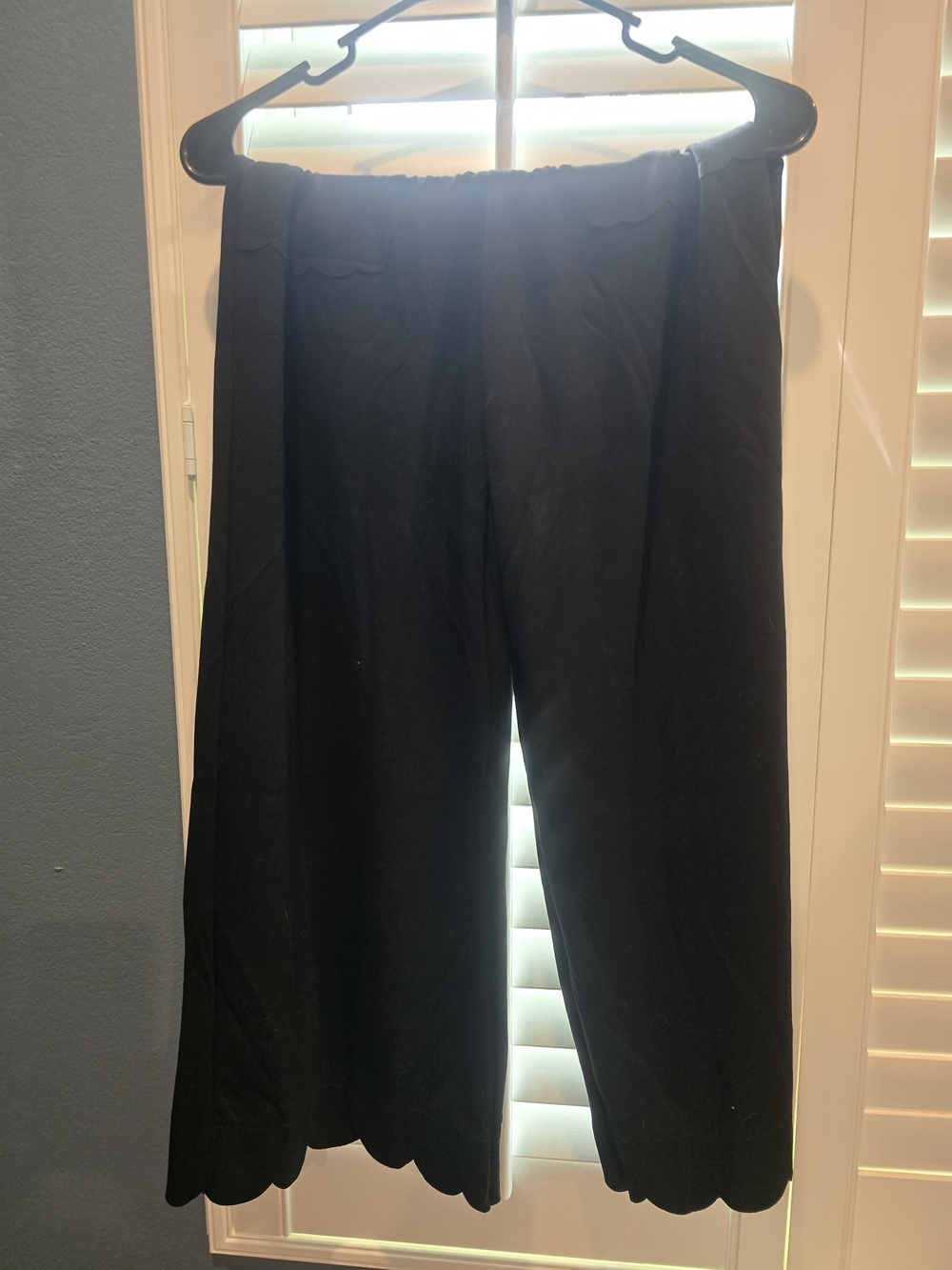 Womens JODIFL Black Scalloped Capri Pants – Size Small